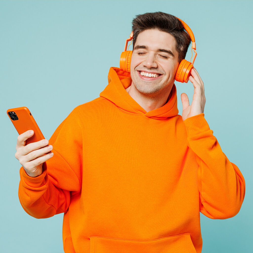 Rapaz a ouvir música